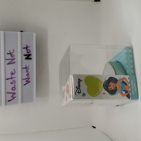 BNIB Disney Princess Light Up Glass Figurine: Jasmine "Starry Eyes" - Picture 5 of 7